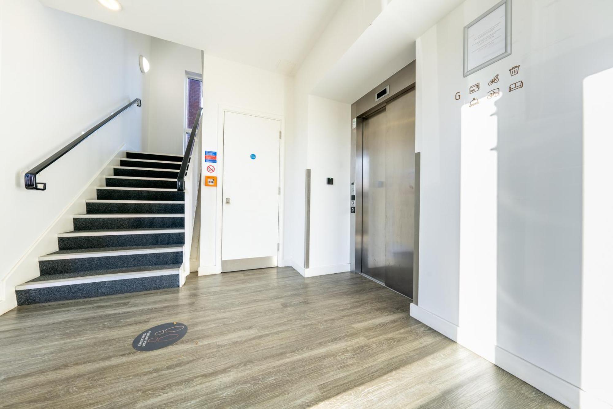 Luxury 1 Bedroom Serviced Apartment With Roof Terrace & Gym Стівенідж Екстер'єр фото